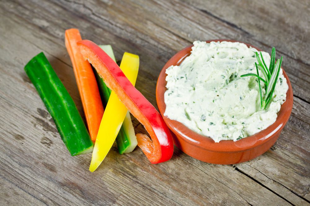 Un apéritif léger et croquant avec des dips de crudités