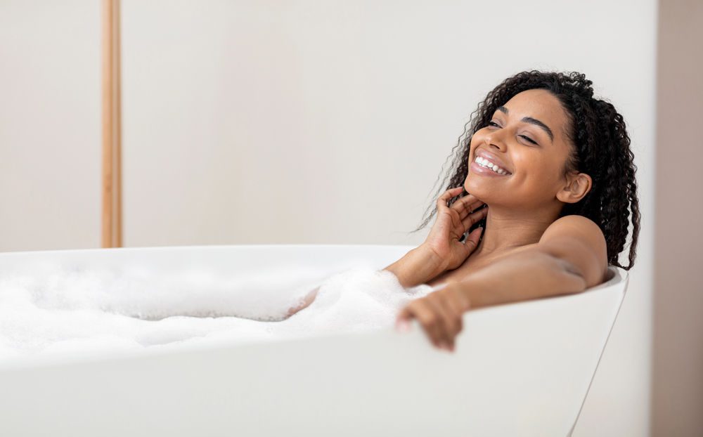 Jeune femme prenant un bain