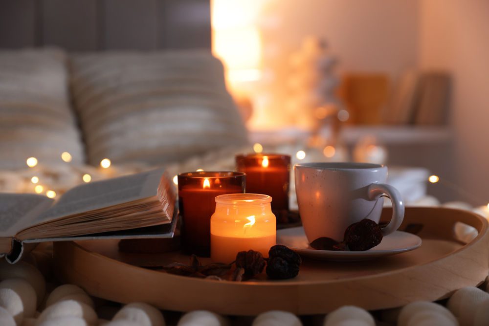 Ambiance cocooning pour l'automne : un livre, du thé, des bougies