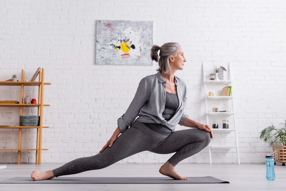 Femme senior pratiquant le yoga