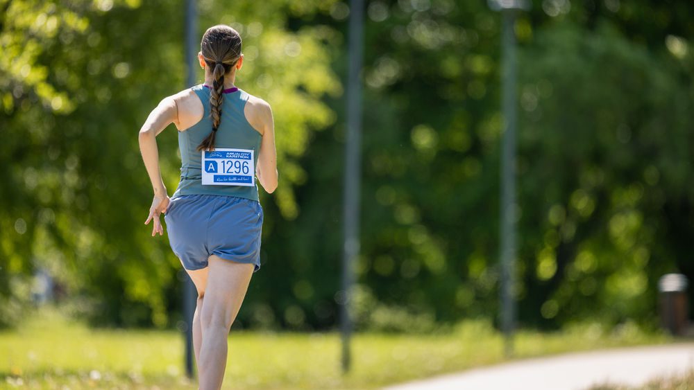 Femme faisant une compétition de course à pied