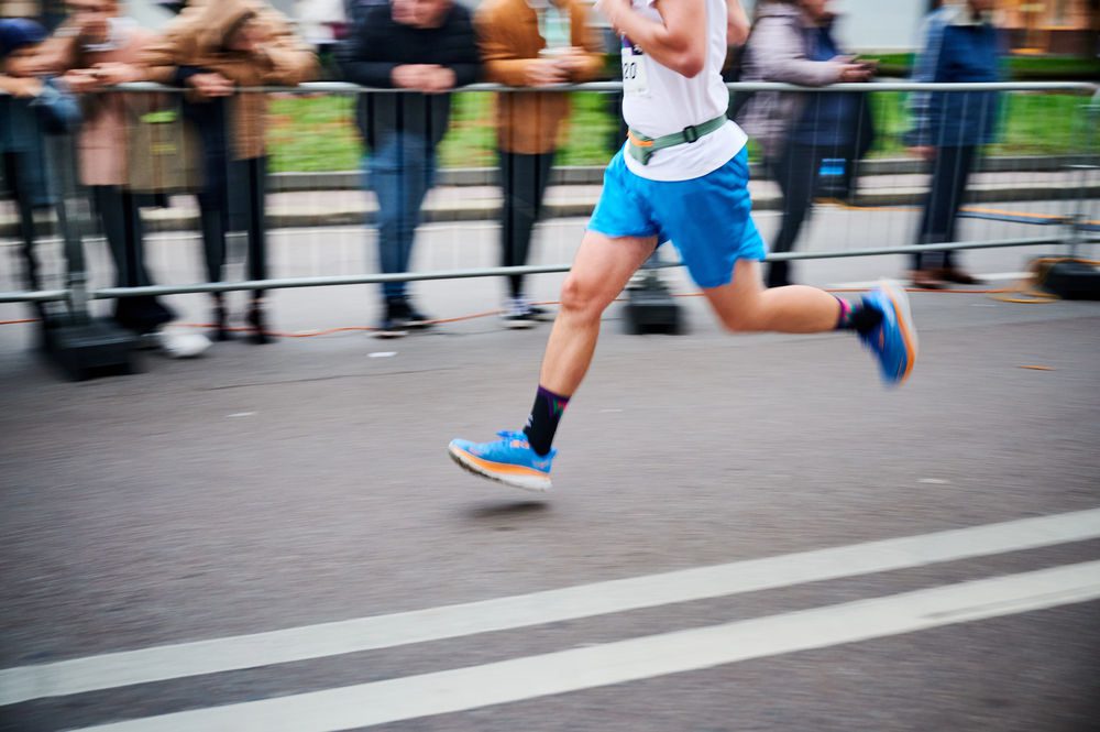 Homme participant à une compétition de running