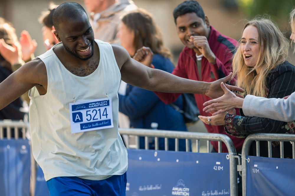 Homme terminant son marathon
