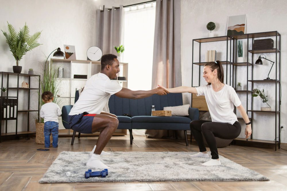 Couple réalisant des squats, une idée d'exercice pour la Saint-Valentin