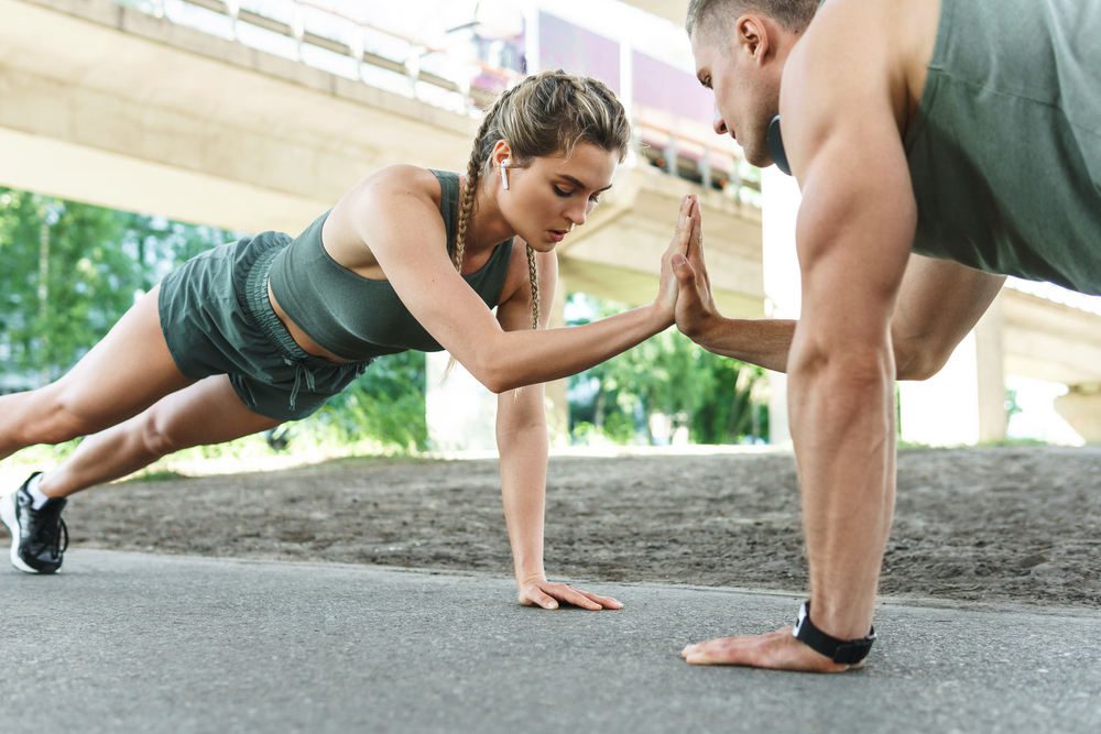 Couple faisant des planches, une idée de sport pour la St-Valentin