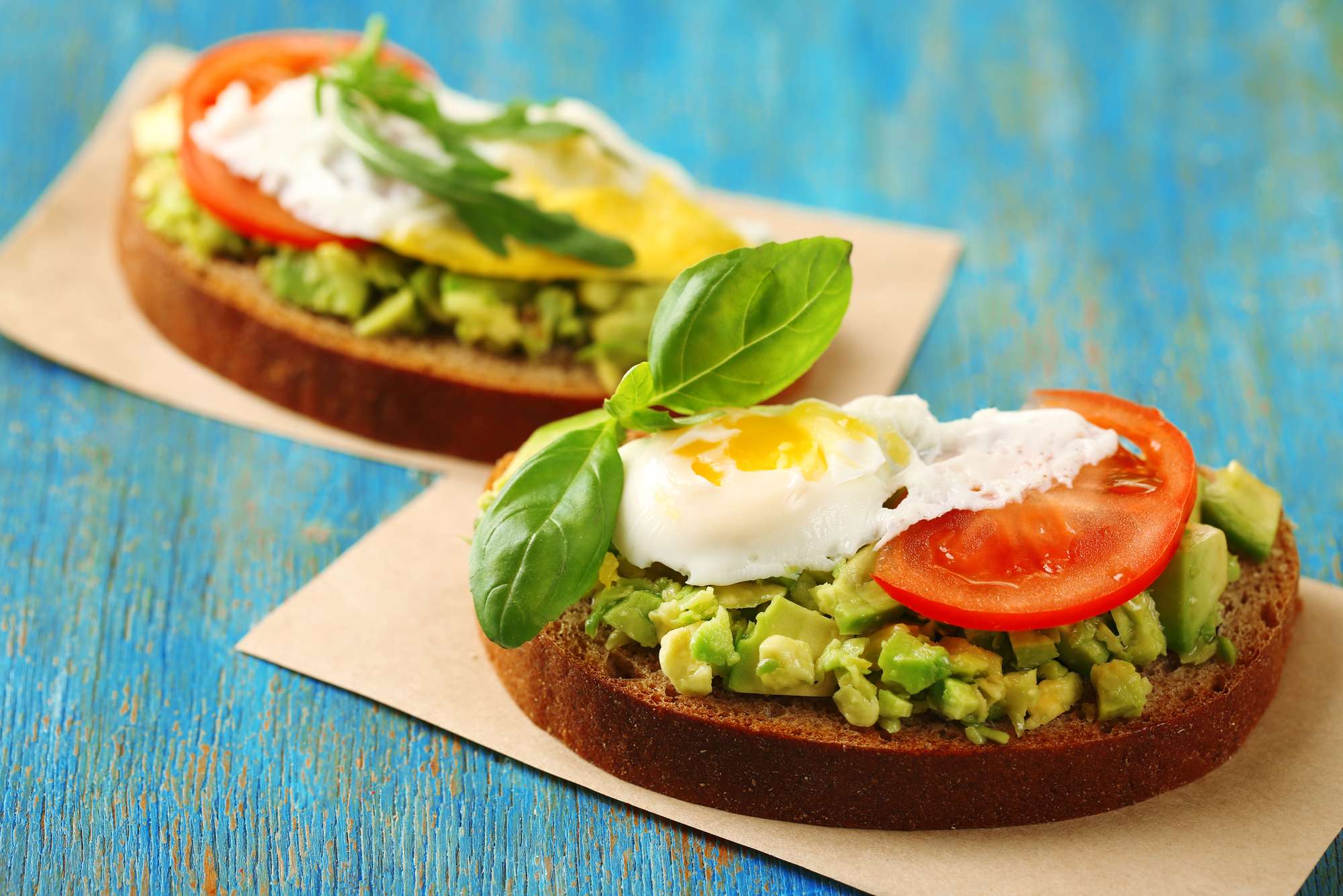 Recette de tartine healthy au pain complet, avocat, tomate et oeuf mollet pour accompagner la perte de poids