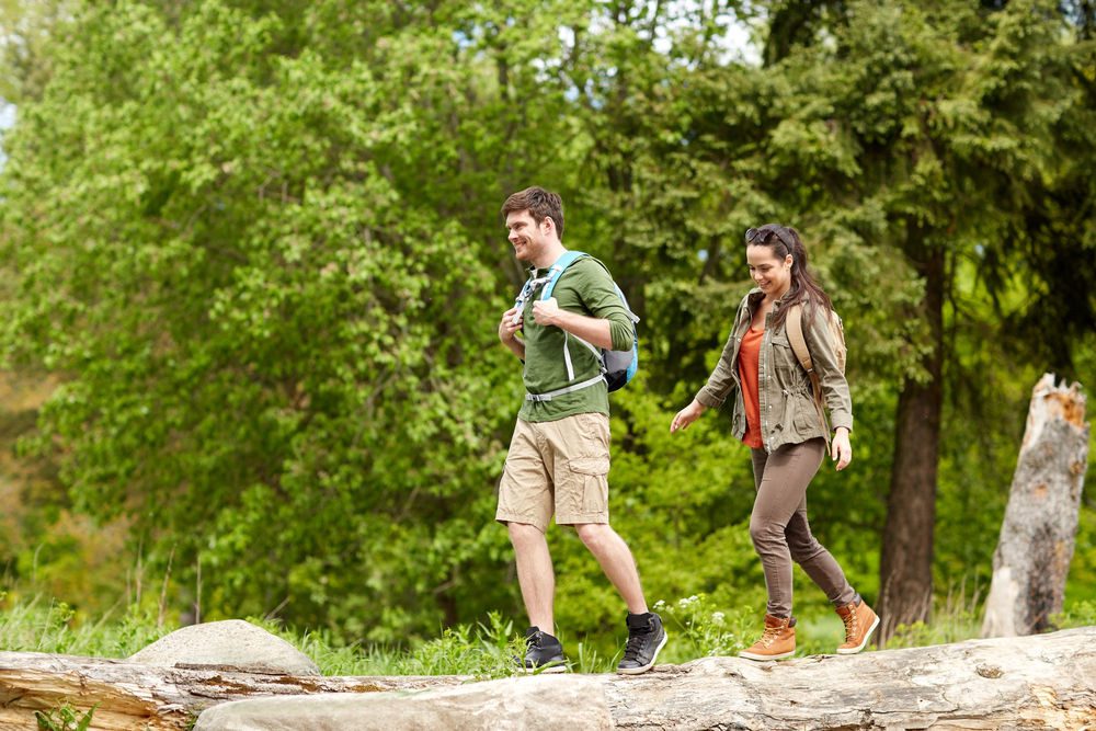 Couple faisant une randonnée dans la forêt