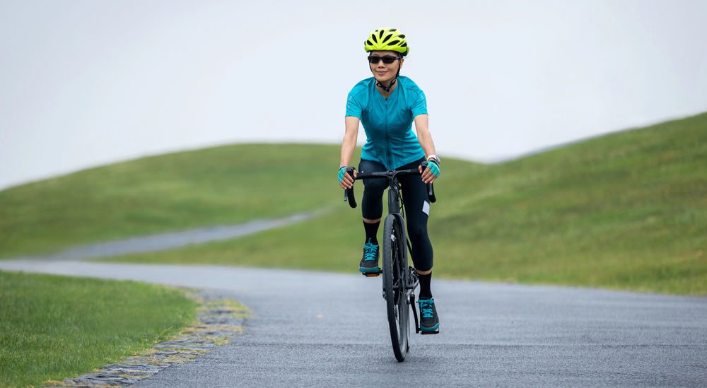 Femme cycliste sur un vélo de route en montagne