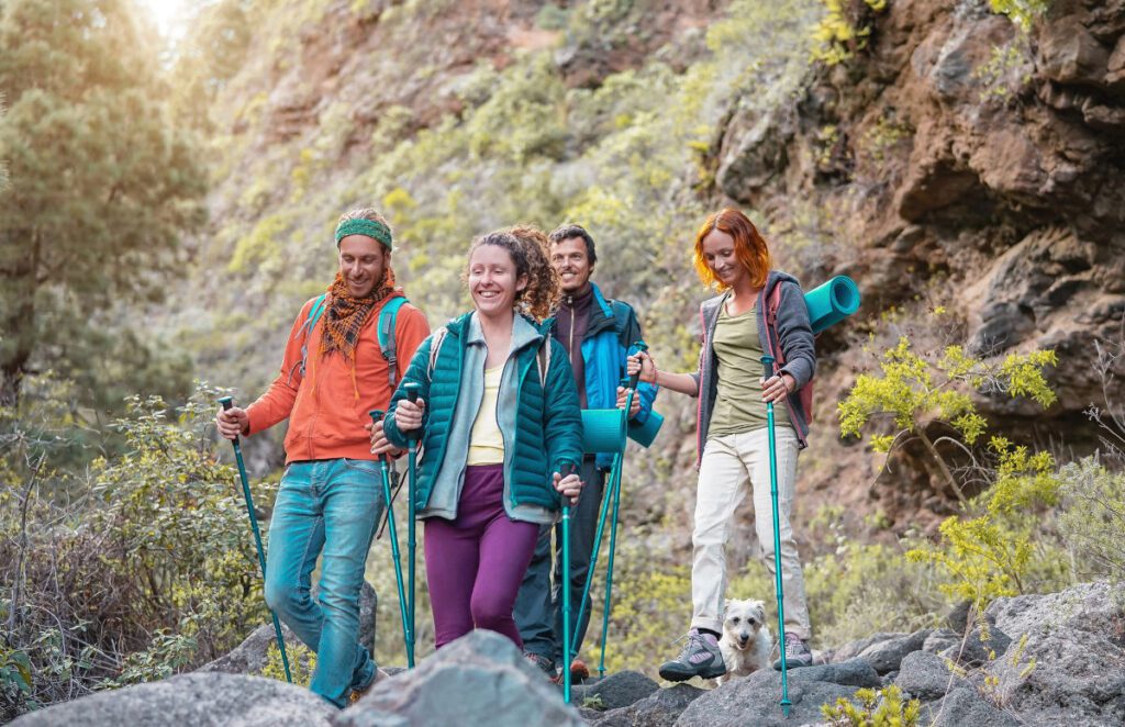 Groupe de randonneuses et randonneurs, à la montagne, avec un chien