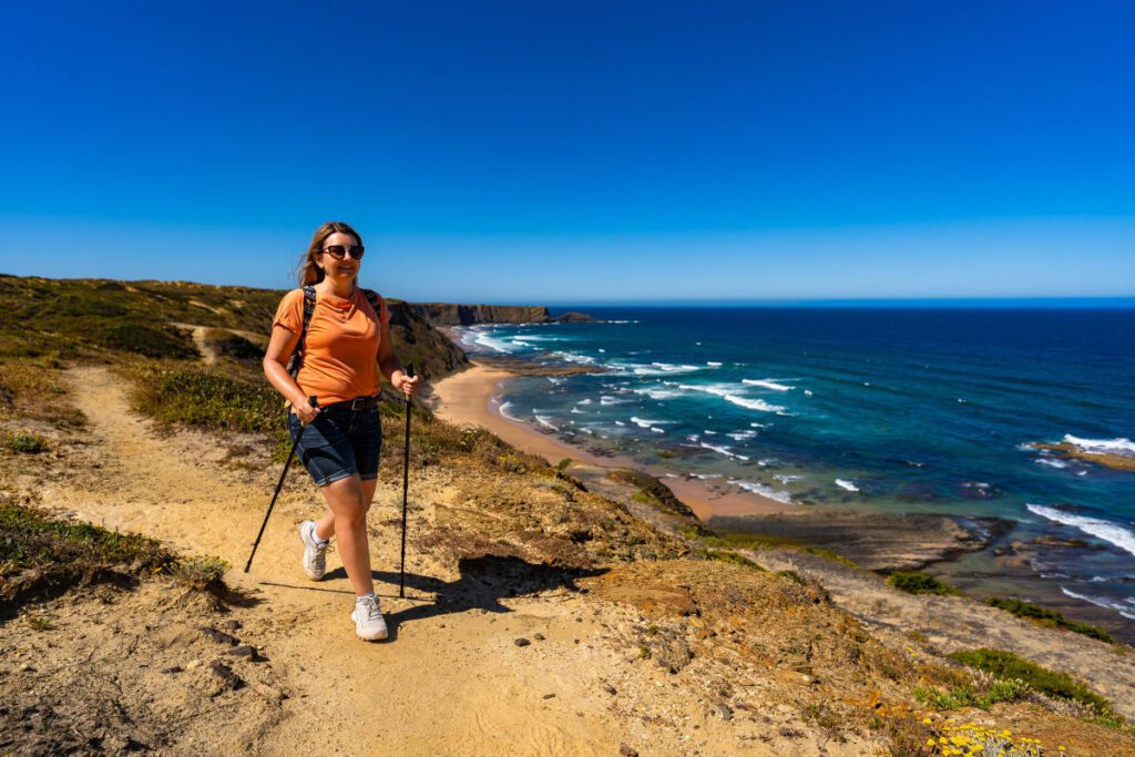Jeune femme pratiquant la randonnée près de la mer