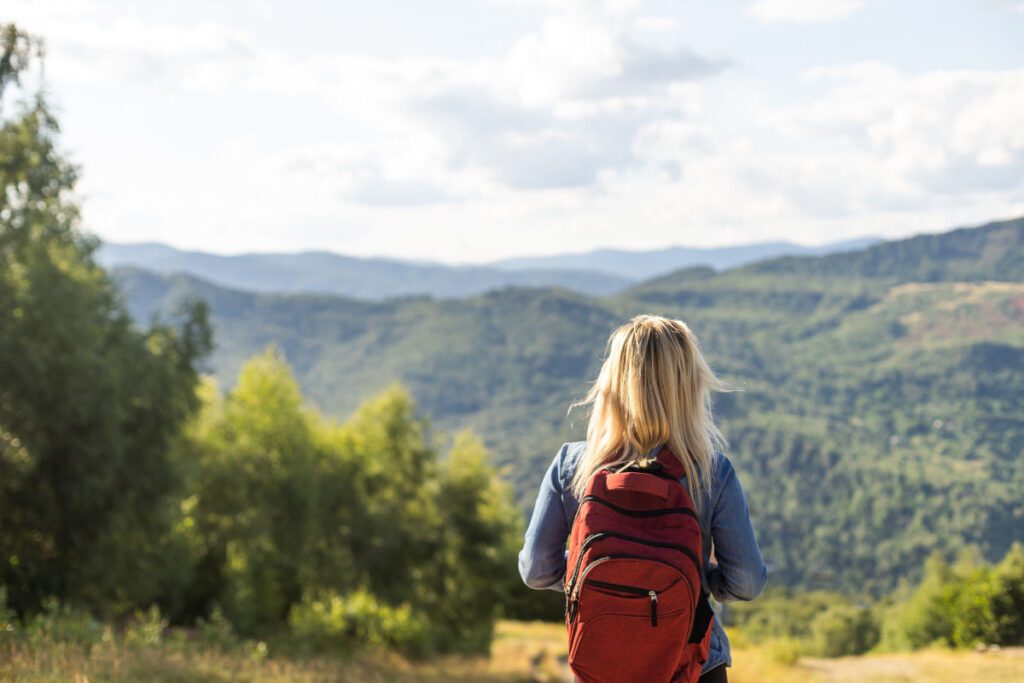 Jeune femme pratiquant la randonnée à la montagne