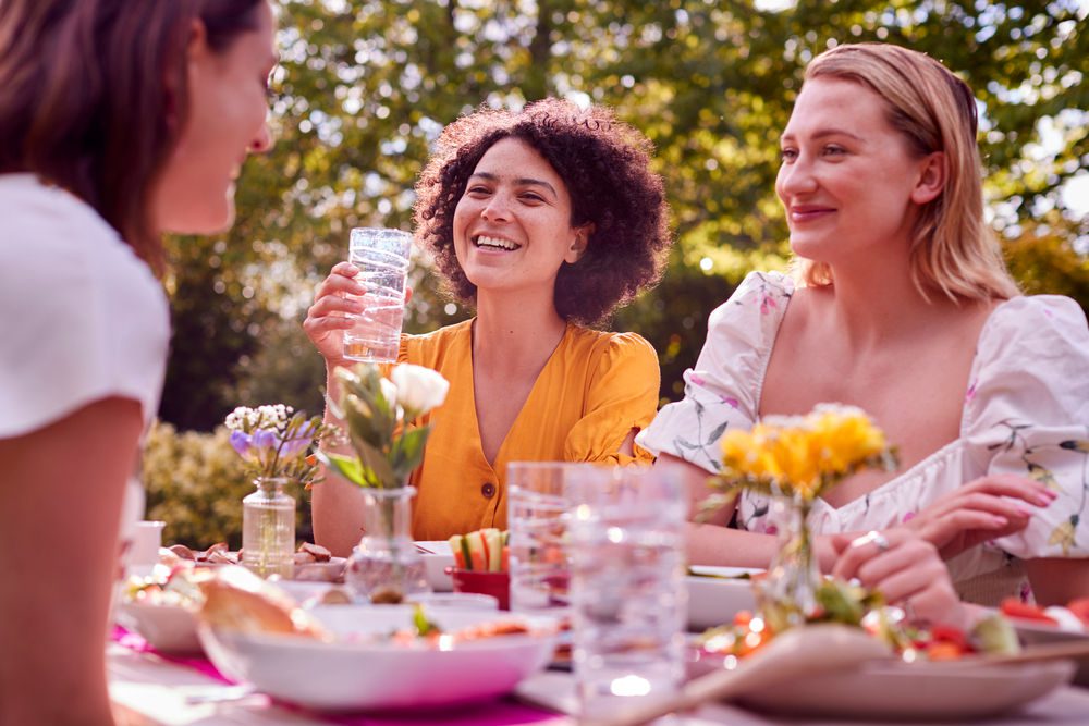 A table, buvez de l'eau pour vous aider à bien digérer !