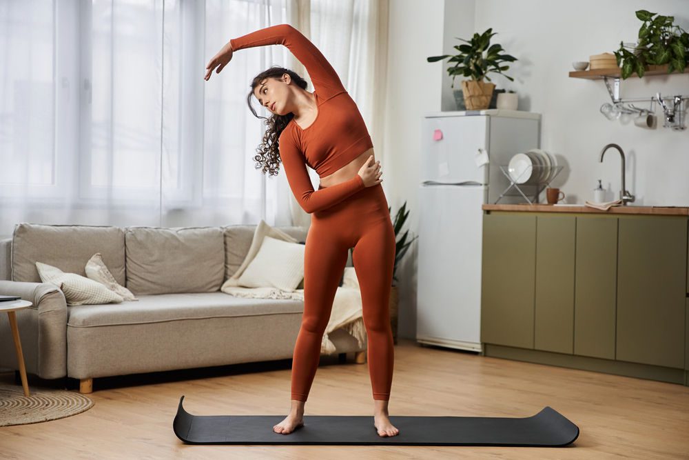 Jeune femme faisant du stretching le matin