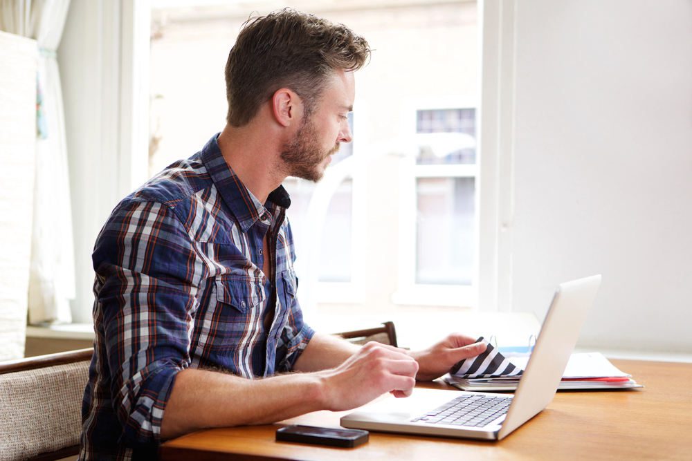 La bonne position assise au bureau avec un ordinateur