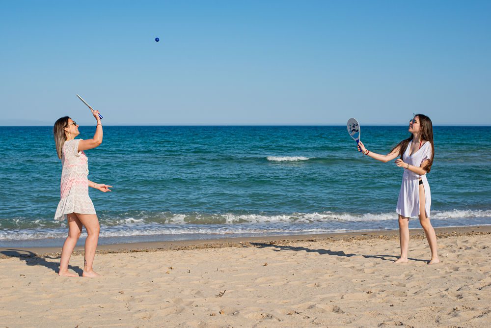 Pratiquer un sport (comme à la plage) contribue à ne pas prendre de poids en été