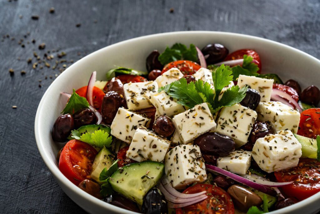 Salade grecque avec tomates, oignons rouges, concombre, feta, basilic...