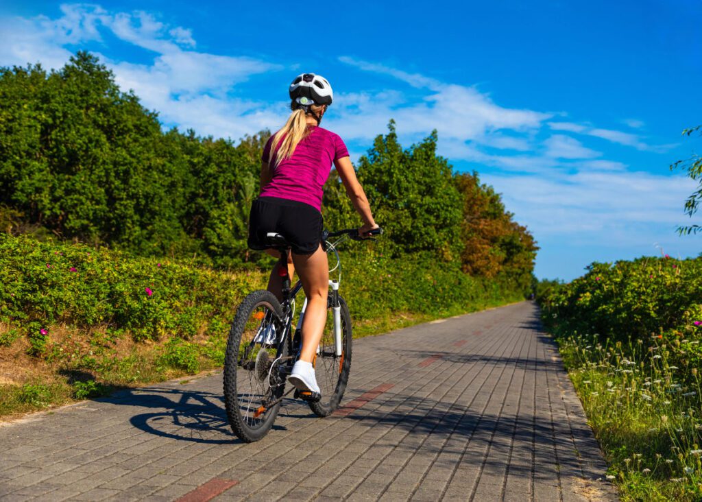 Femme sur un vélo tout-terrain (VTT)