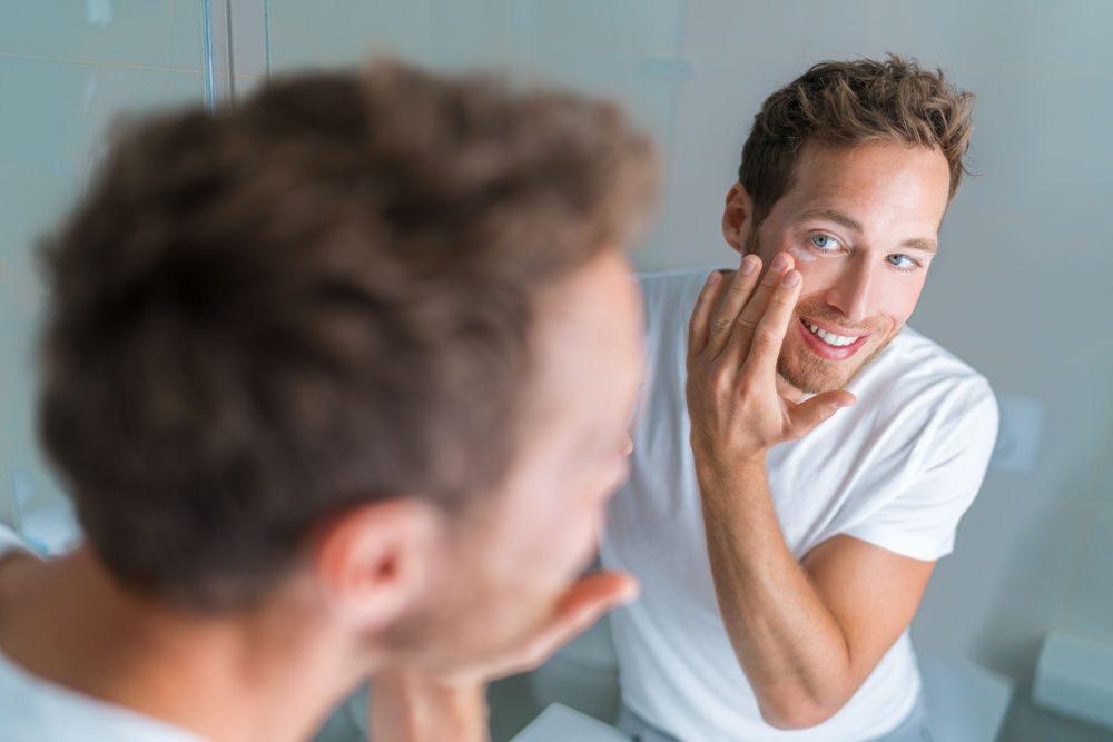 Camoufler ses cernes : une routine beauté pour femmes comme pour hommes