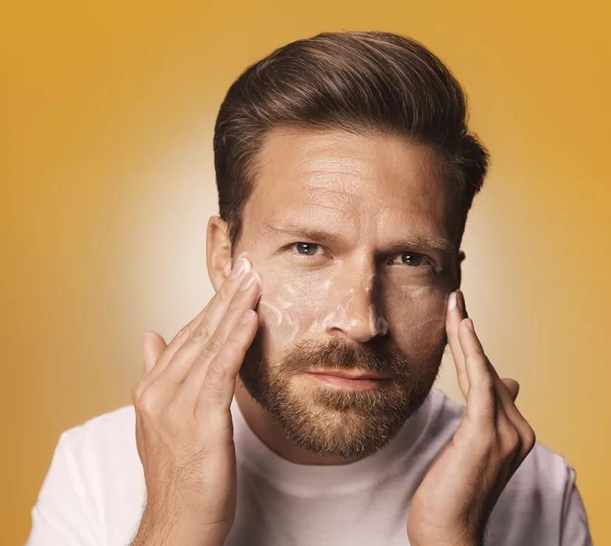 Homme se nettoyant le visage avec le Gel Nettoyant Resurfaçant HL/Skin