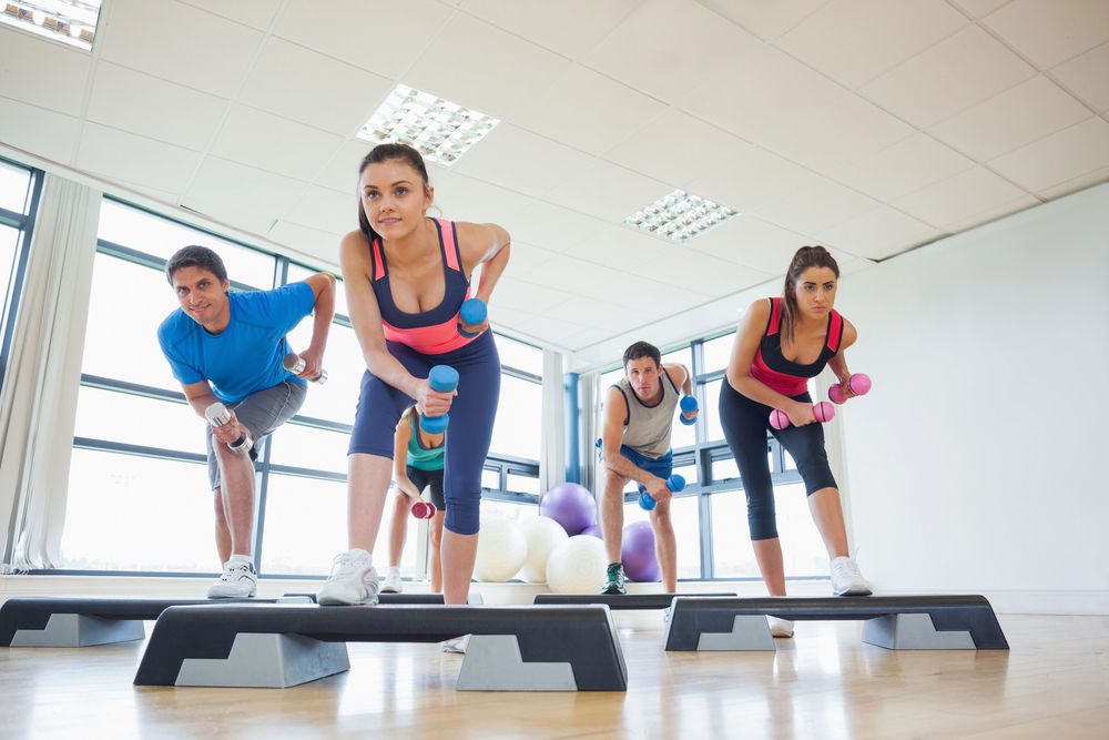 Groupe de personnes faisant du sport en salle