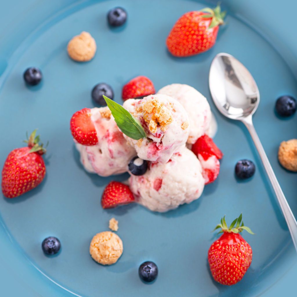 Dessert glacé à la fraise et F1 Vanille