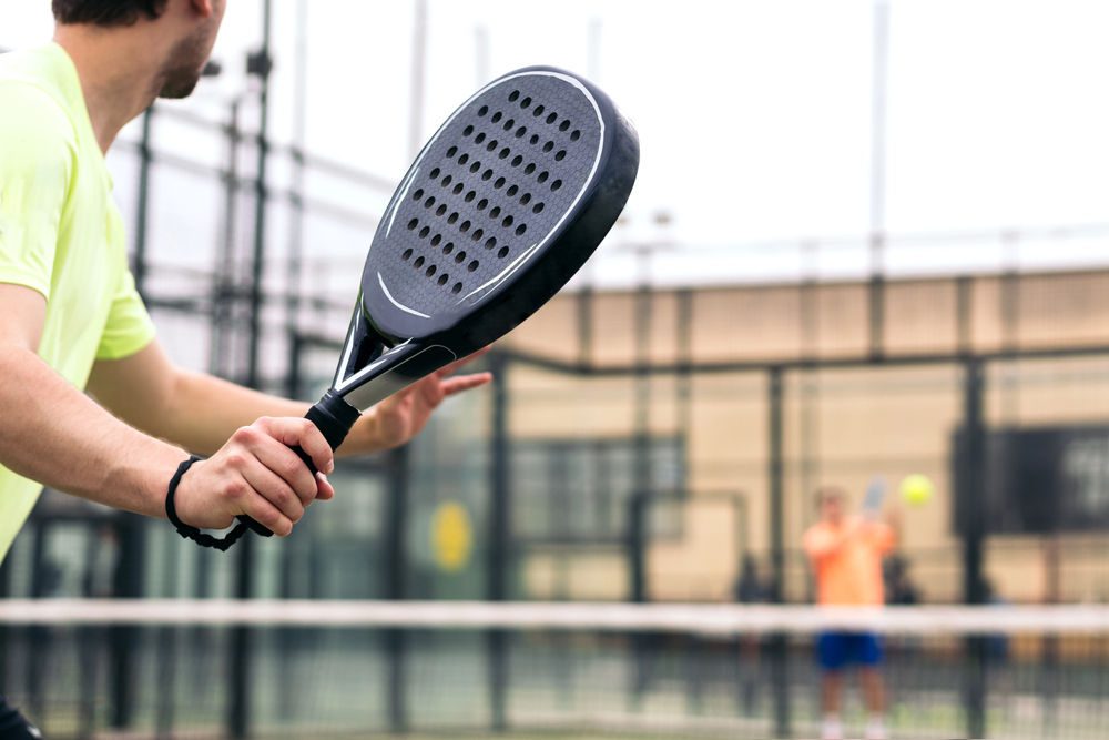 Homme s'apprêtant à faire un coup droit au padel