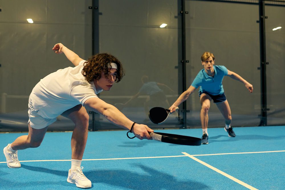 Deux hommes jouant au padel