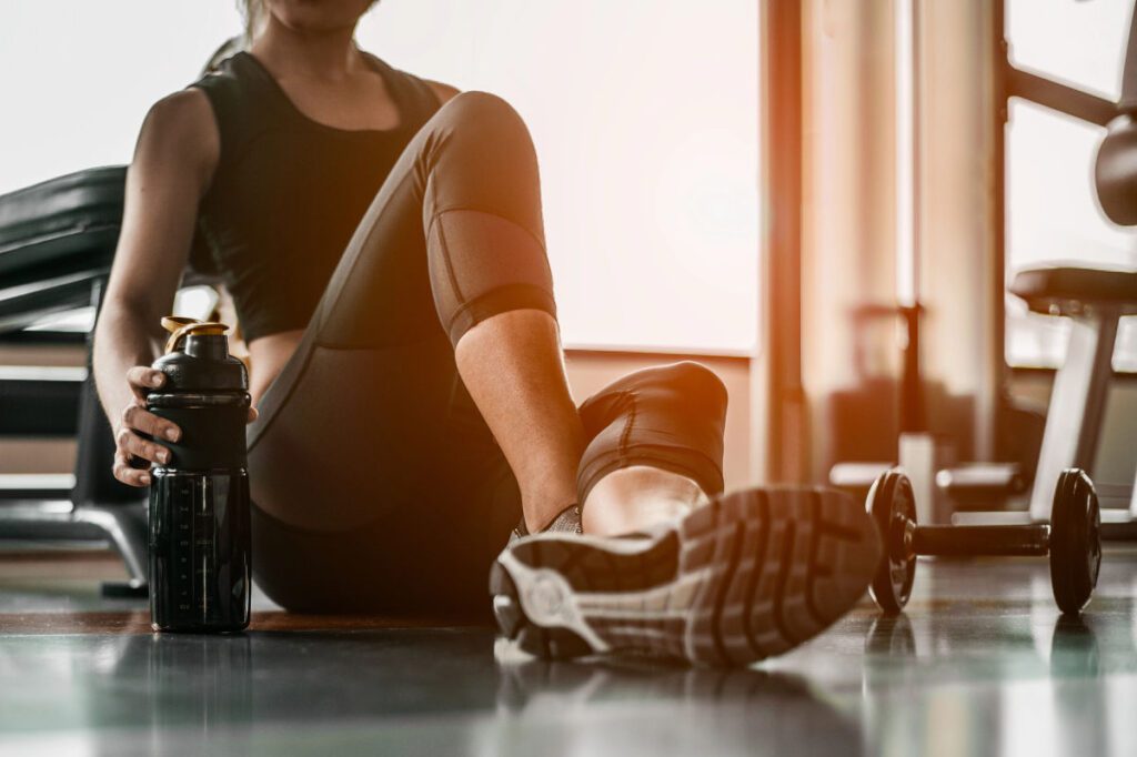 Sportive tenant à la main un shake protéiné