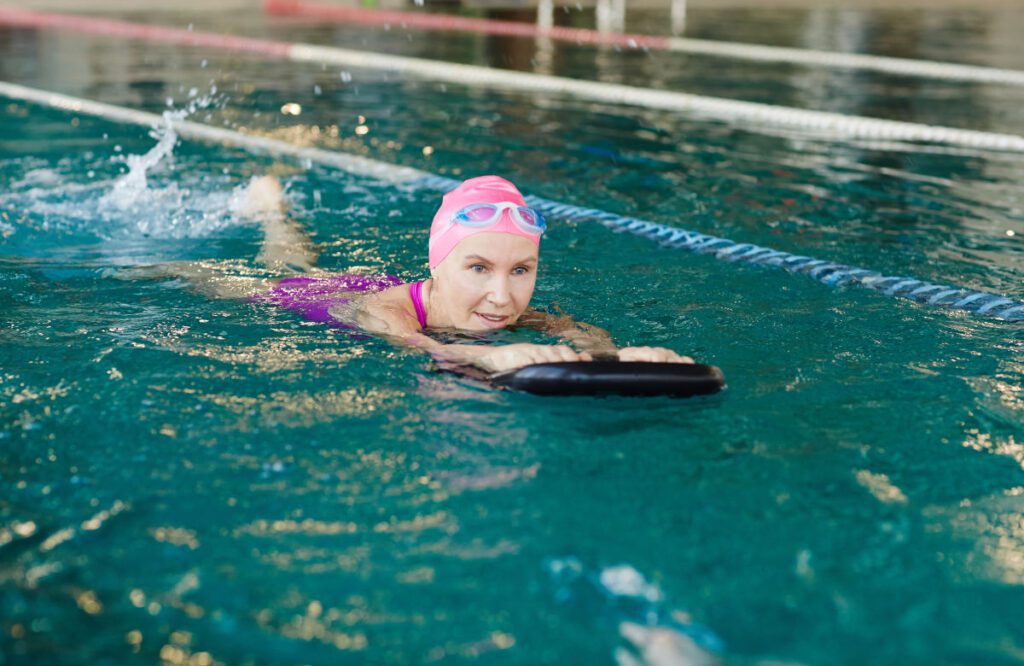Femme senior à la piscine